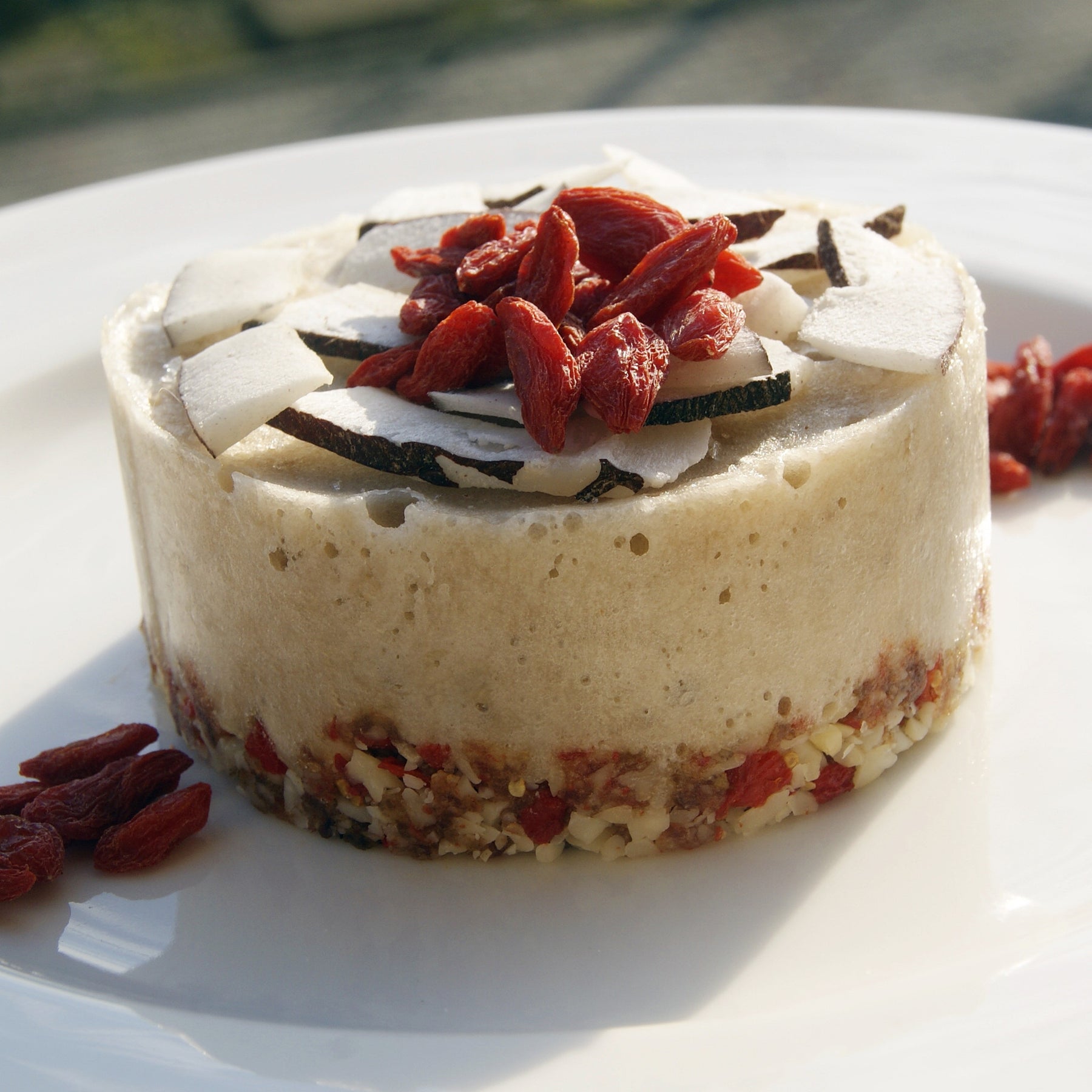 RAW SNACK CON GOJI XING DAL, MANDORLE E DATTERI